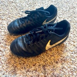 Boys soccer cleats. Good condition only used for one season. Size 1.